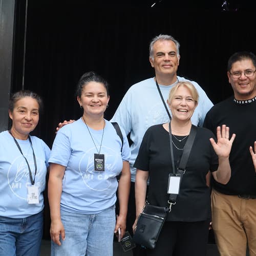 Personas reunidas en Bethel